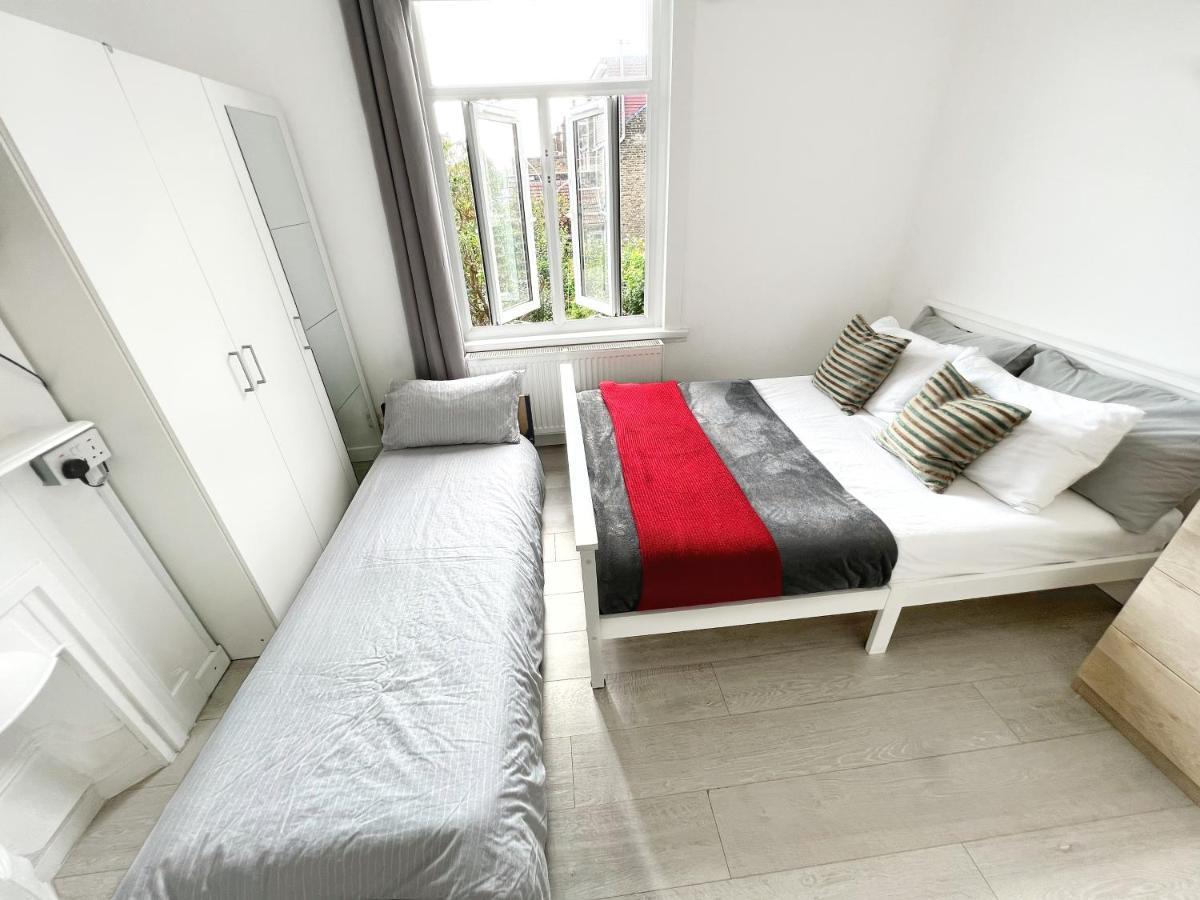 Luxurious House Near Excel- Air Conditioning, 9 Beds, 2 Baths, Garden, Fast Wifi Gasthuis *
