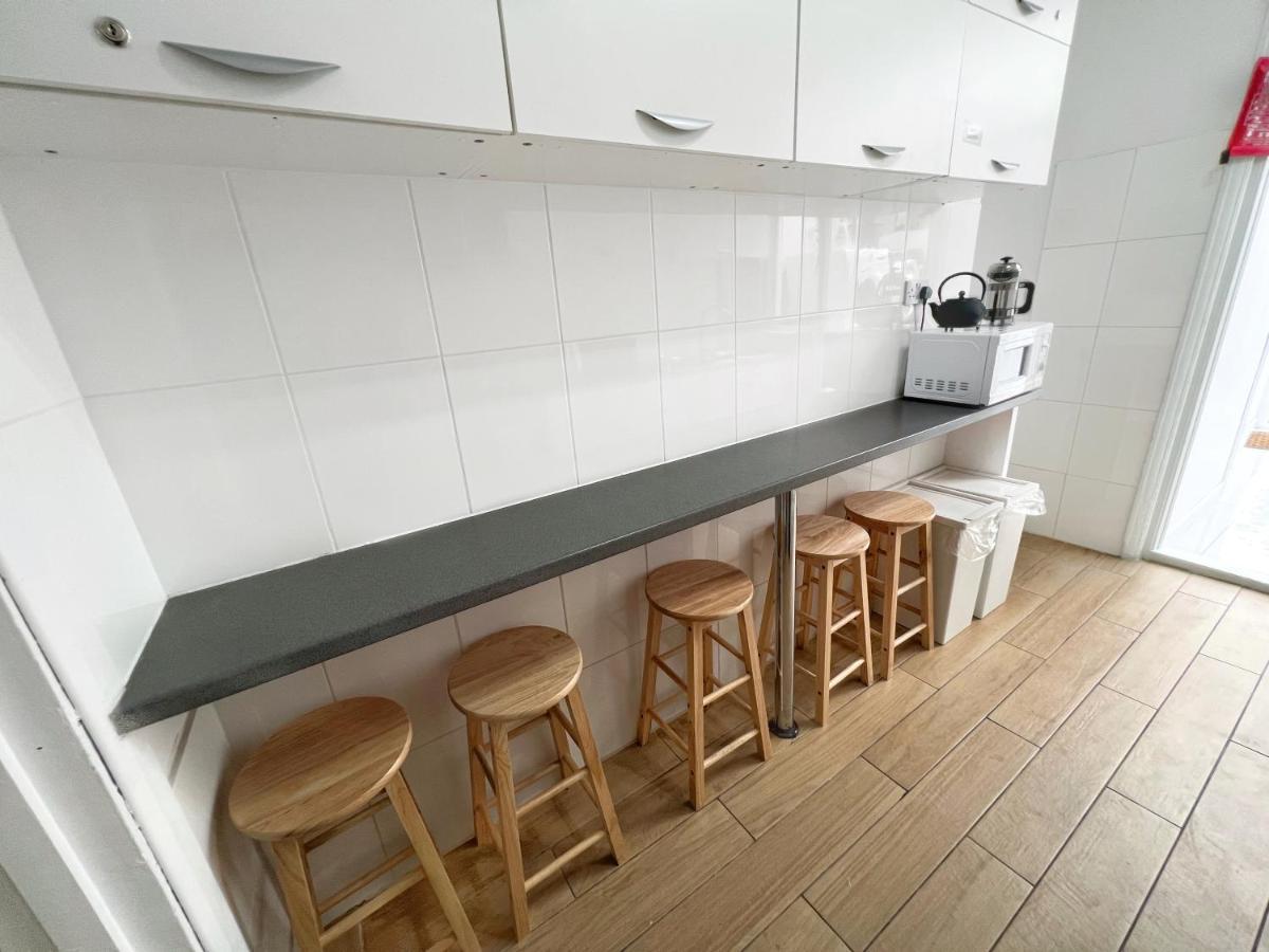 Luxurious House Near Excel- Air Conditioning, 9 Beds, 2 Baths, Garden, Fast Wifi Gasthuis Londen