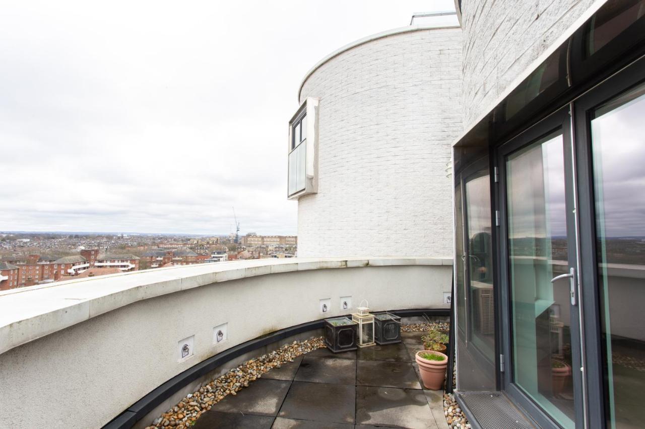 2 Bed 2 Bath Penthouse With Amazing Views With Free Parking Apartamento *