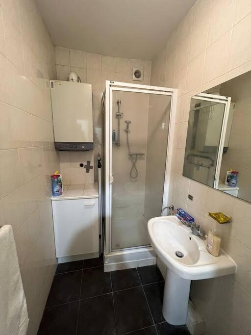 003- Lovely 1-bedroom Very Close To Apartment *