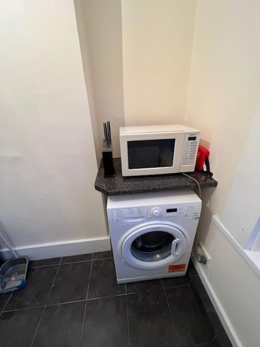 003- Lovely 1-bedroom Very Close To Apartment *