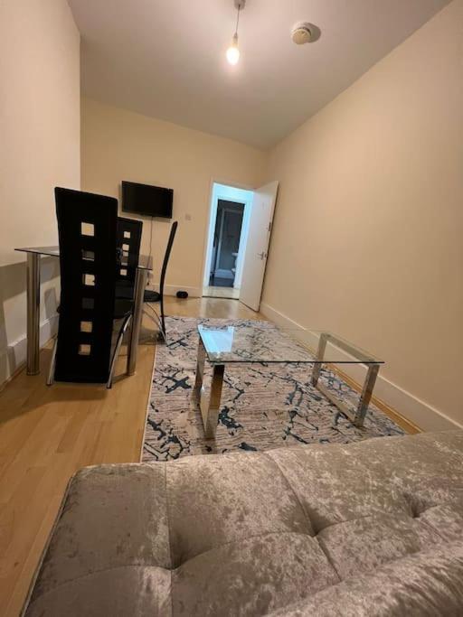 003- Lovely 1-bedroom Very Close To Apartment