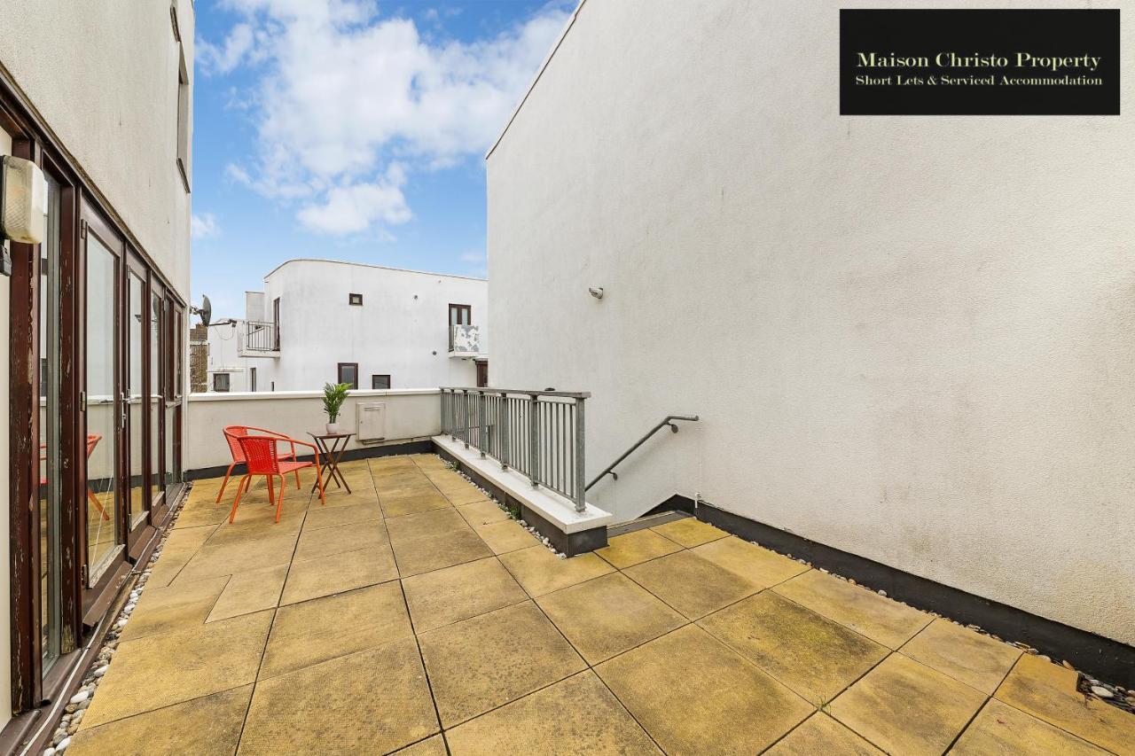 Eden 2bedroom Sleeps 6 In With Wifi & Leisure By Maison Christo Short Lets & Serviced Appartement Londen