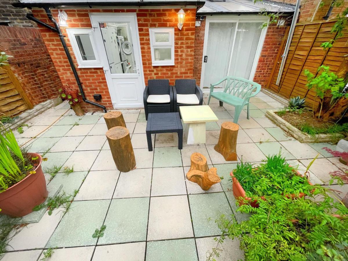 Luxurious House Near Excel- Air Conditioning, 9 Beds, 2 Baths, Garden, Fast Wifi Gasthuis Londen