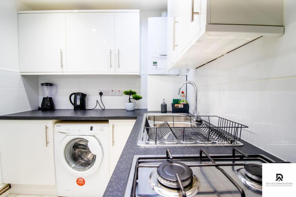 Den Accommodation: Extended House With Parking In Woolwich * London