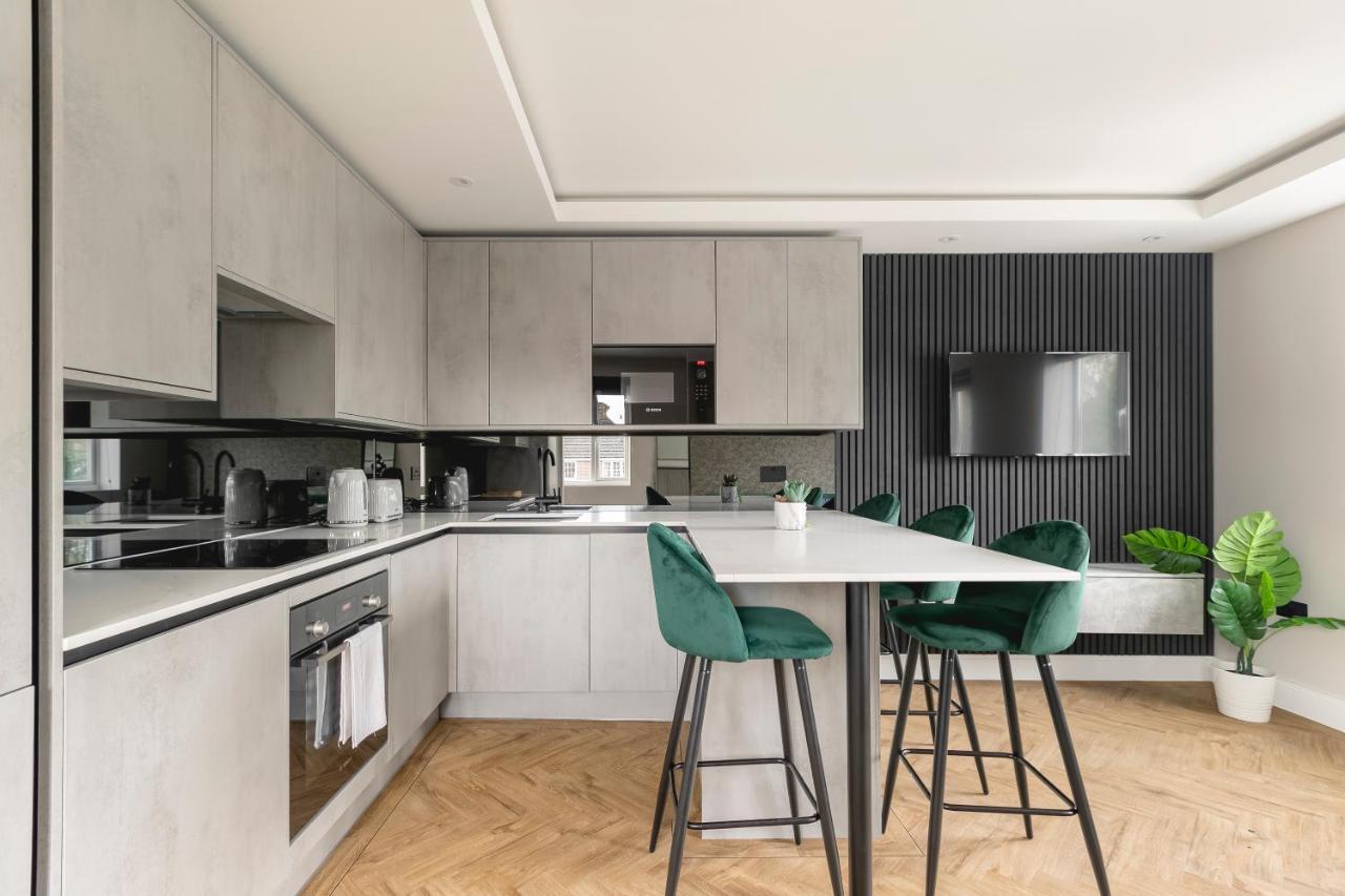 Skyvillion - Cozy Large 4 & 1 Bed In Enfield, Mins To Tube Station, Free Wi-fi Apartment *