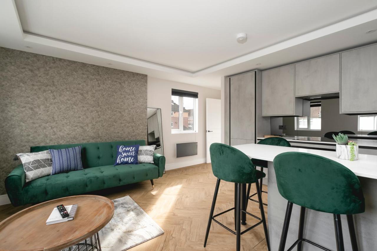 Skyvillion - Cozy Large 4 & 1 Bed In Enfield, Mins To Tube Station, Free Wi-fi Apartment