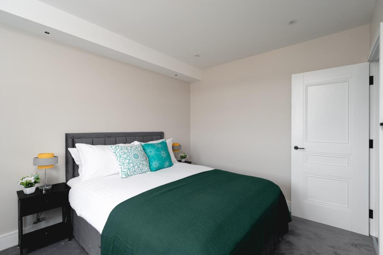 Skyvillion - Cozy Large 4 & 1 Bed In Enfield, Mins To Tube Station, Free Wi-fi Apartment