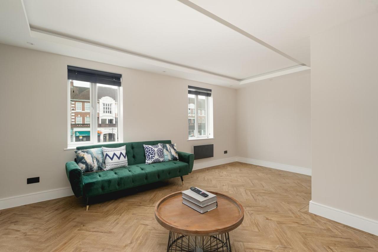 Apartment Skyvillion - Cozy Large 4 & 1 Bed In Enfield, Mins To Tube Station, Free Wi-fi *