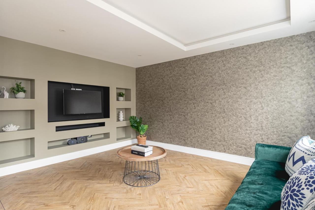 Skyvillion - Cozy Large 4 & 1 Bed In Enfield, Mins To Tube Station, Free Wi-fi * London