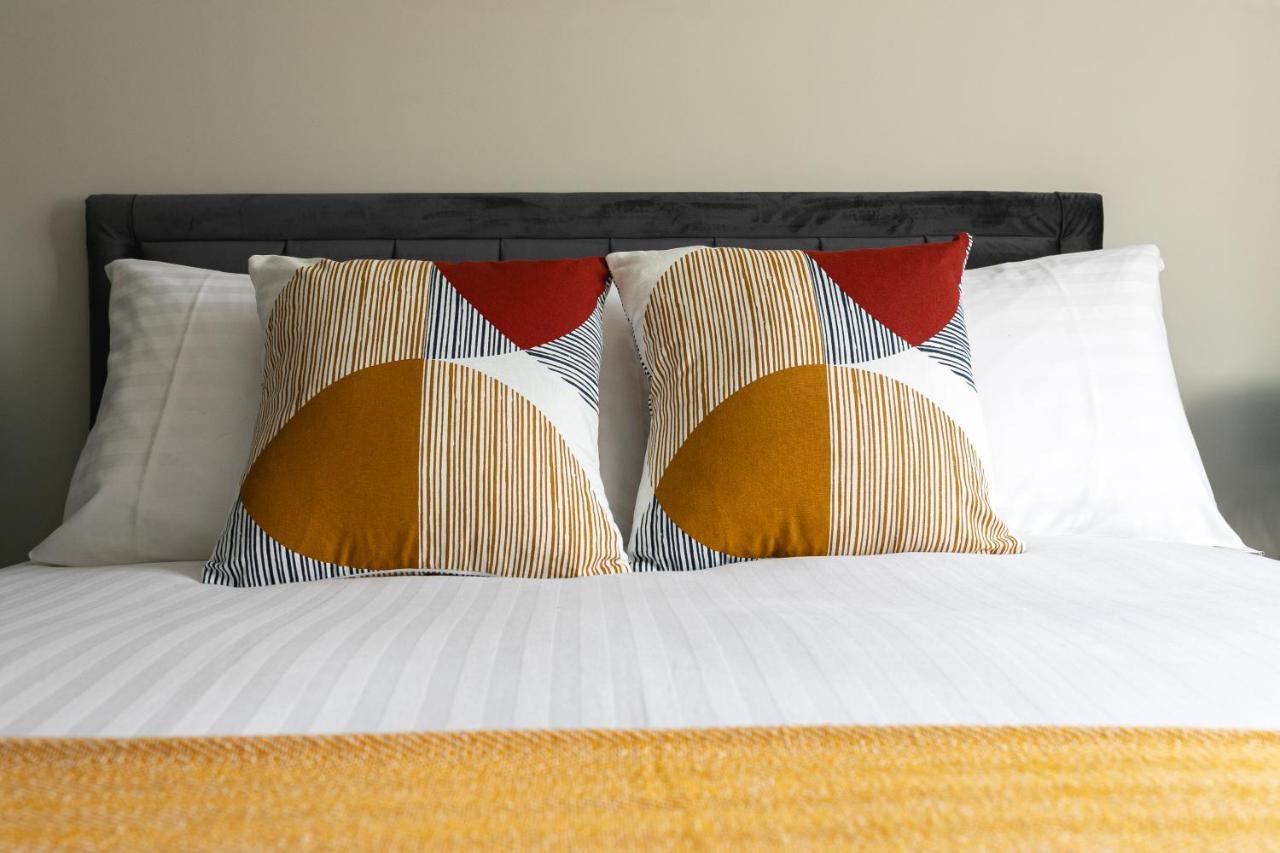 Skyvillion - Cozy Large 4 & 1 Bed In Enfield, Mins To Tube Station, Free Wi-fi Apartment *
