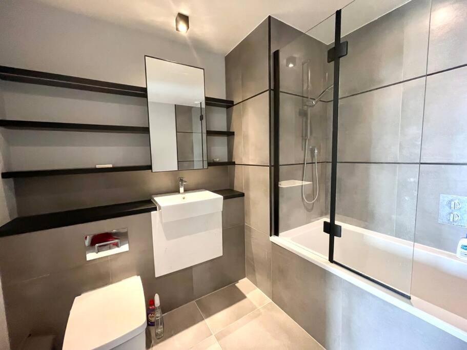 Apartment Stunning With And River Views London