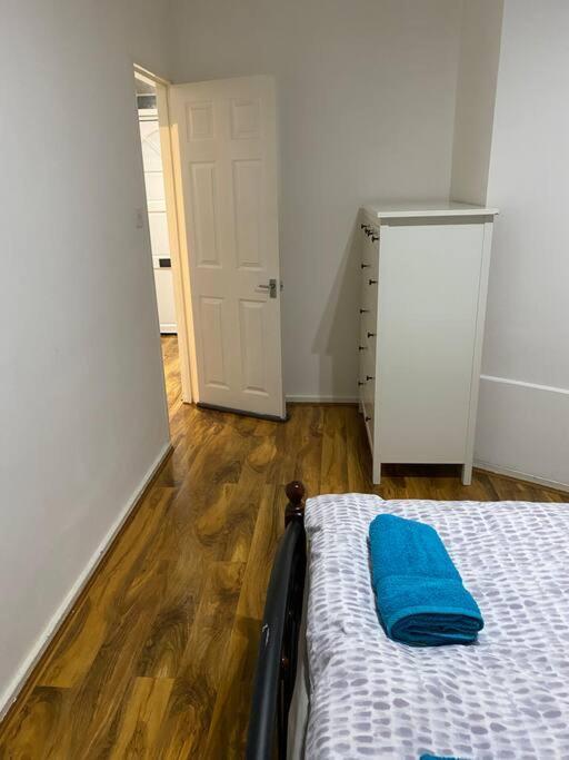 Ground Floor One Bedroom Bayswater Central *