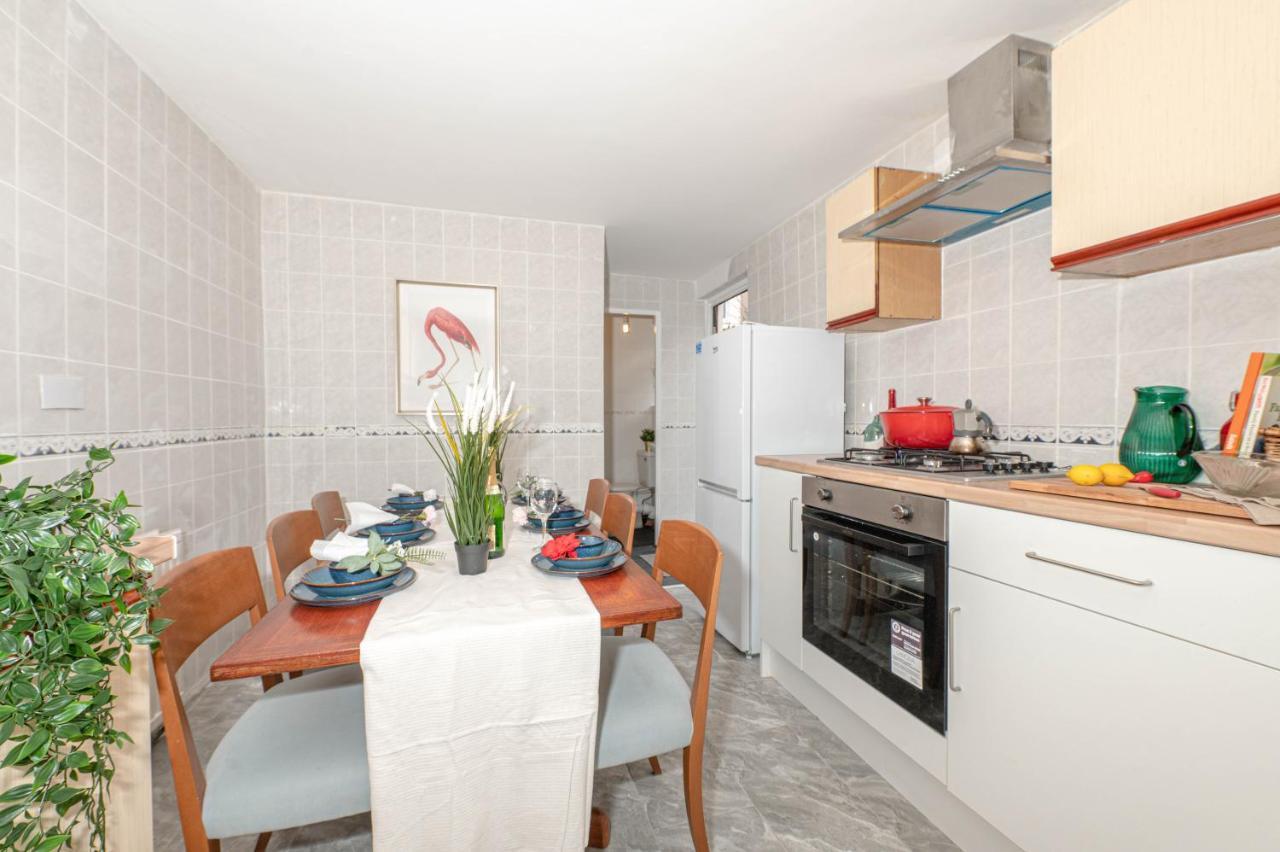 Vakantiehuis Xtra Large 4 Bedroom House, Near Excel, And 5 Walk To Train Station *