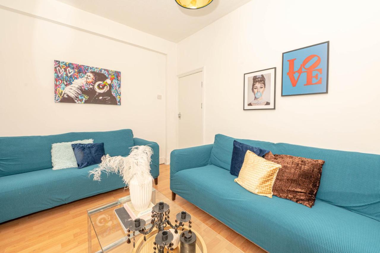 Vakantiehuis Xtra Large 4 Bedroom House, Near Excel, And 5 Walk To Train Station Londen