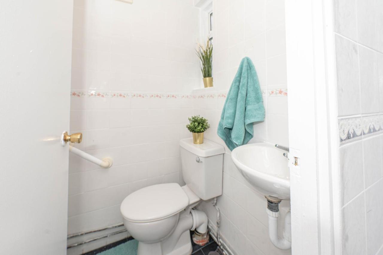 Xtra Large 4 Bedroom House, Near Excel, And 5 Walk To Train Station Londen