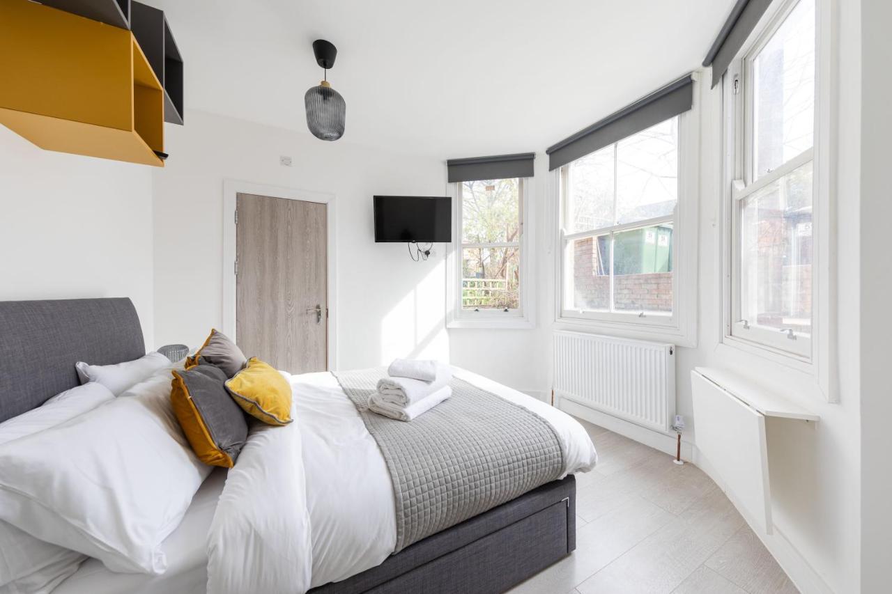 Apartment Double Ensuite Sleeps 2 Long Term Welcome With Garden View London