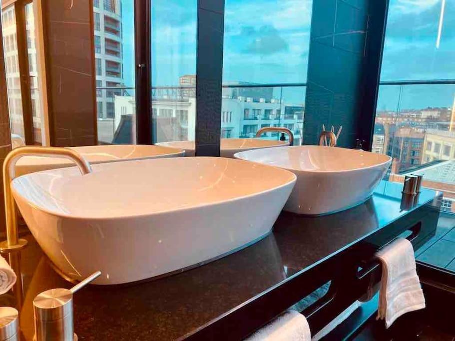 Large 3 Bed 3 Bathrooms Penthouse With Terrace And Views In London