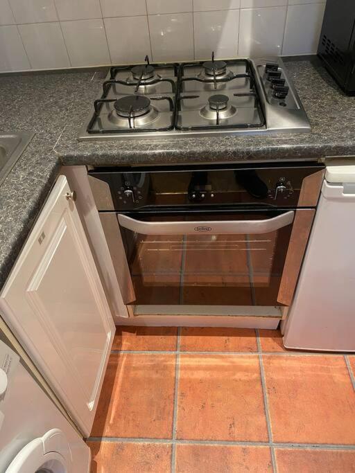017- Premium Location 100 Penfold Place Apartment London