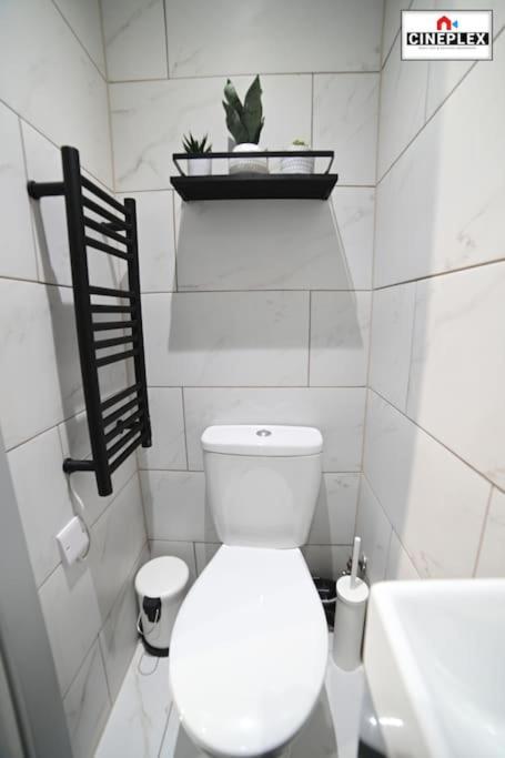 Appartement Cheerful 1bed Studio Flat With Netflix And Wi-fi By Cineplex Short Lets & Serviced *