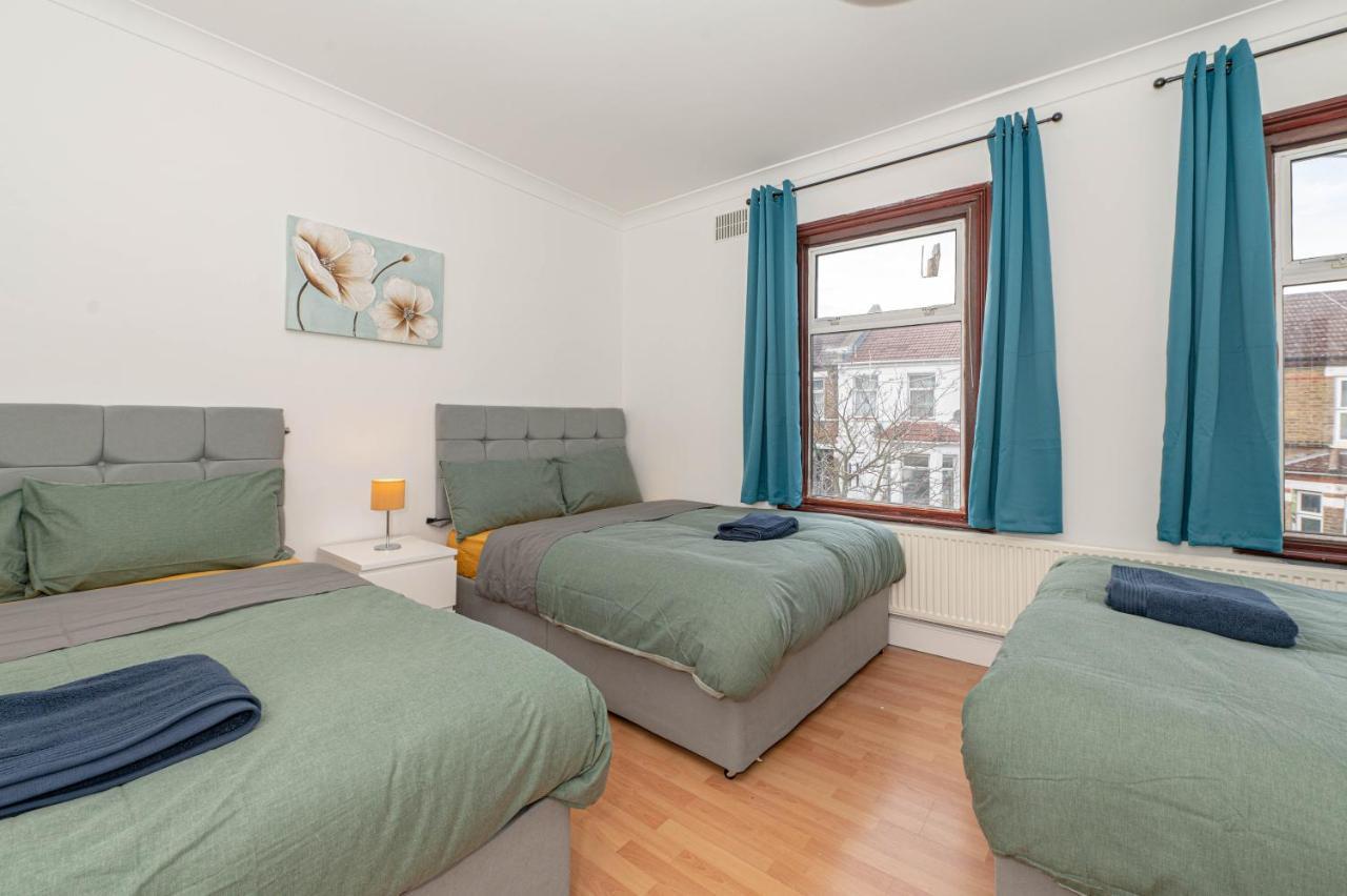 Xtra Large 4 Bedroom House, Near Excel, And 5 Walk To Train Station Londen