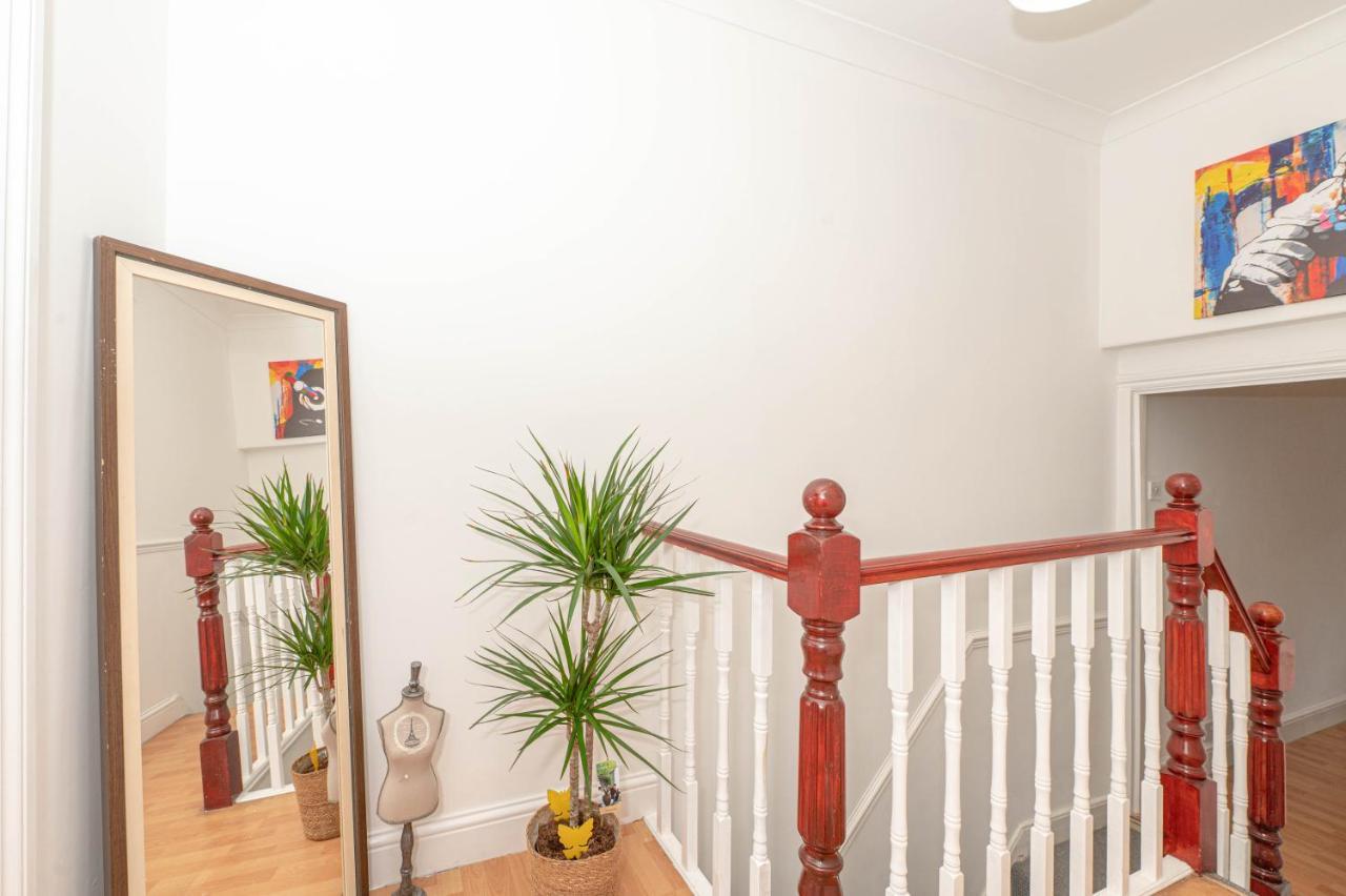 Xtra Large 4 Bedroom House, Near Excel, And 5 Walk To Train Station Vakantiehuis