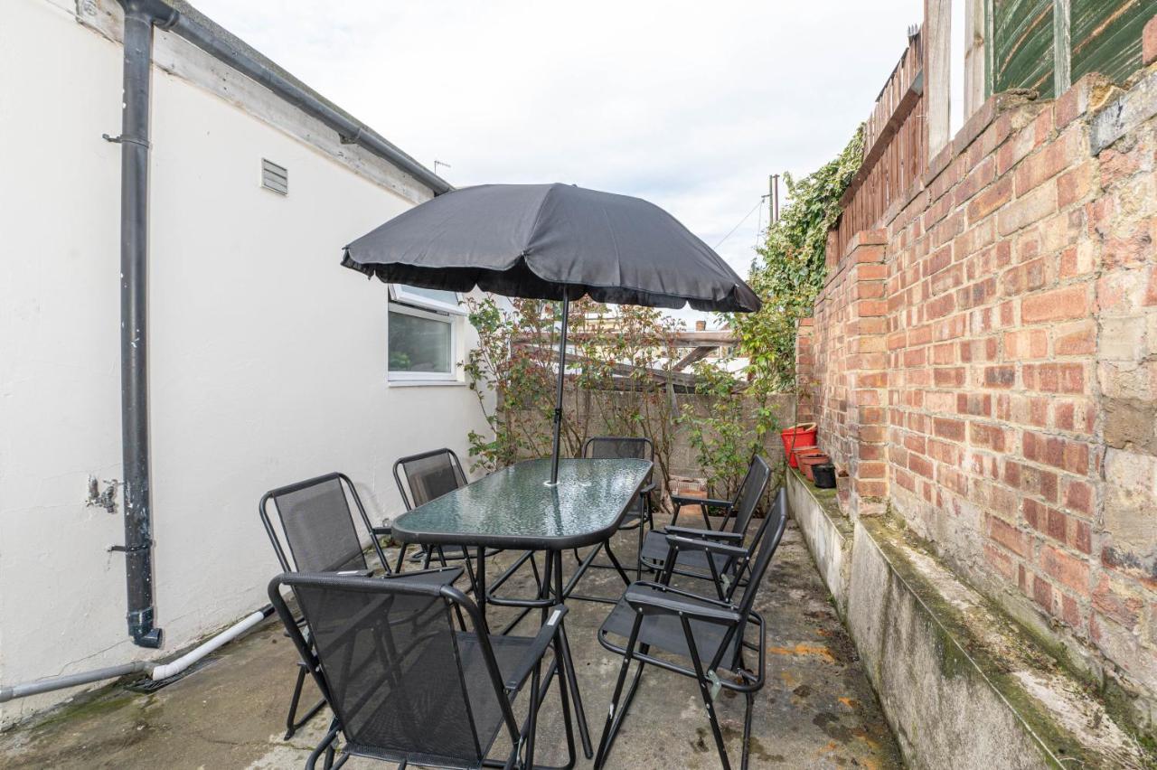 Xtra Large 4 Bedroom House, Near Excel, And 5 Walk To Train Station Londen