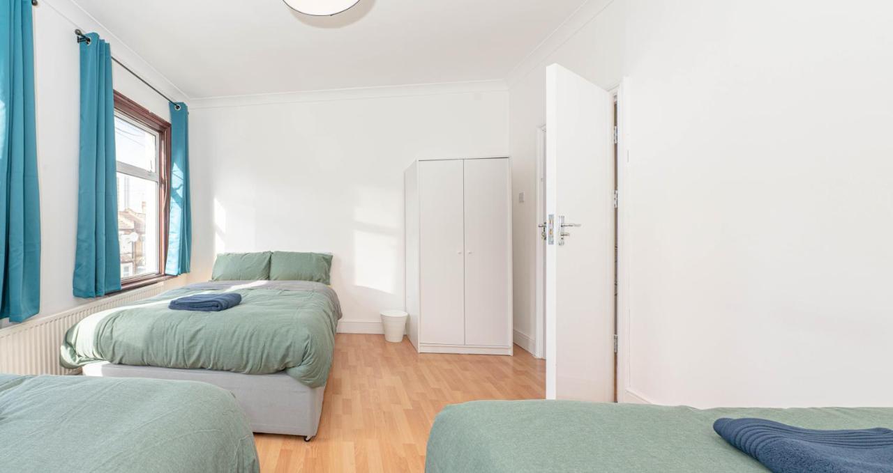 Xtra Large 4 Bedroom House, Near Excel, And 5 Walk To Train Station Londen
