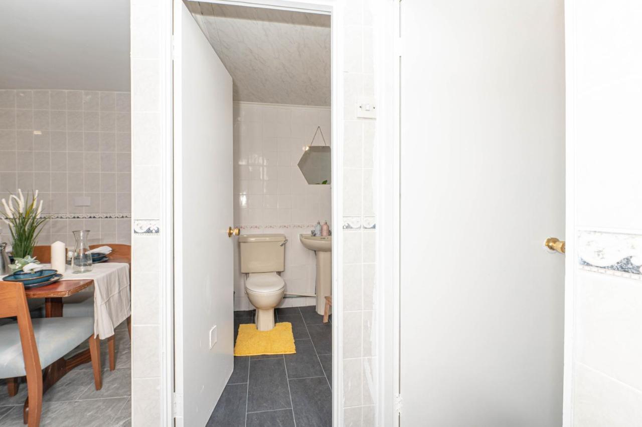 Xtra Large 4 Bedroom House, Near Excel, And 5 Walk To Train Station Vakantiehuis Londen
