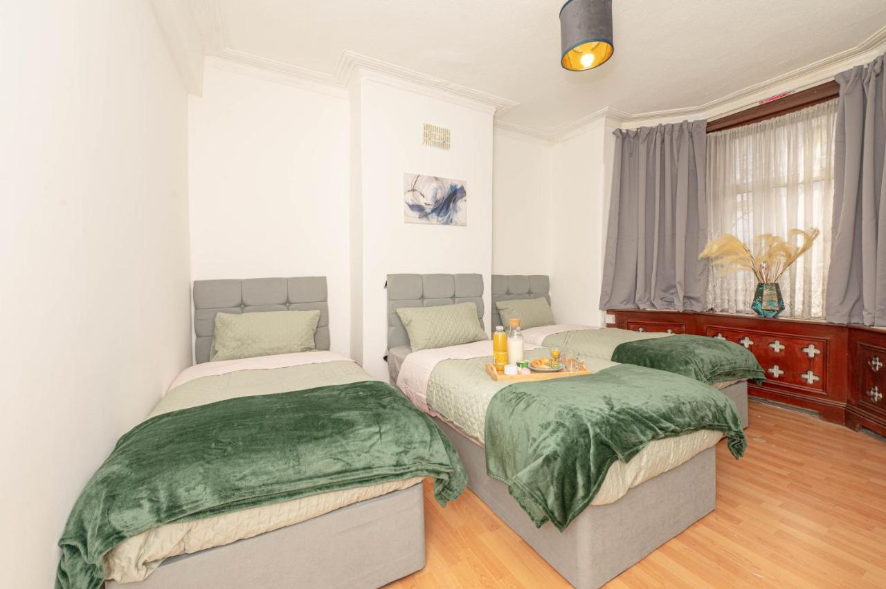 Vakantiehuis Xtra Large 4 Bedroom House, Near Excel, And 5 Walk To Train Station