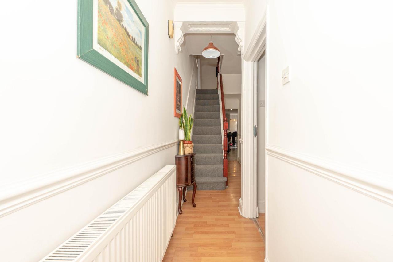 Xtra Large 4 Bedroom House, Near Excel, And 5 Walk To Train Station Londen