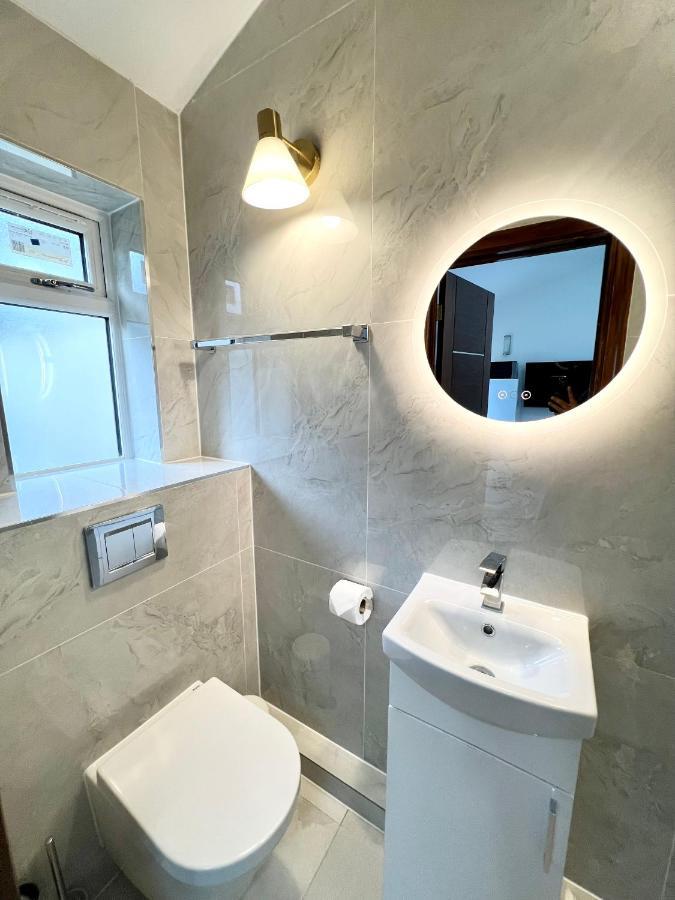 3 Cosy Homes Walking Distance To Mall With Parking Available To Book Separately 3 Bed House Or 1 Bed Or Vakantiehuis