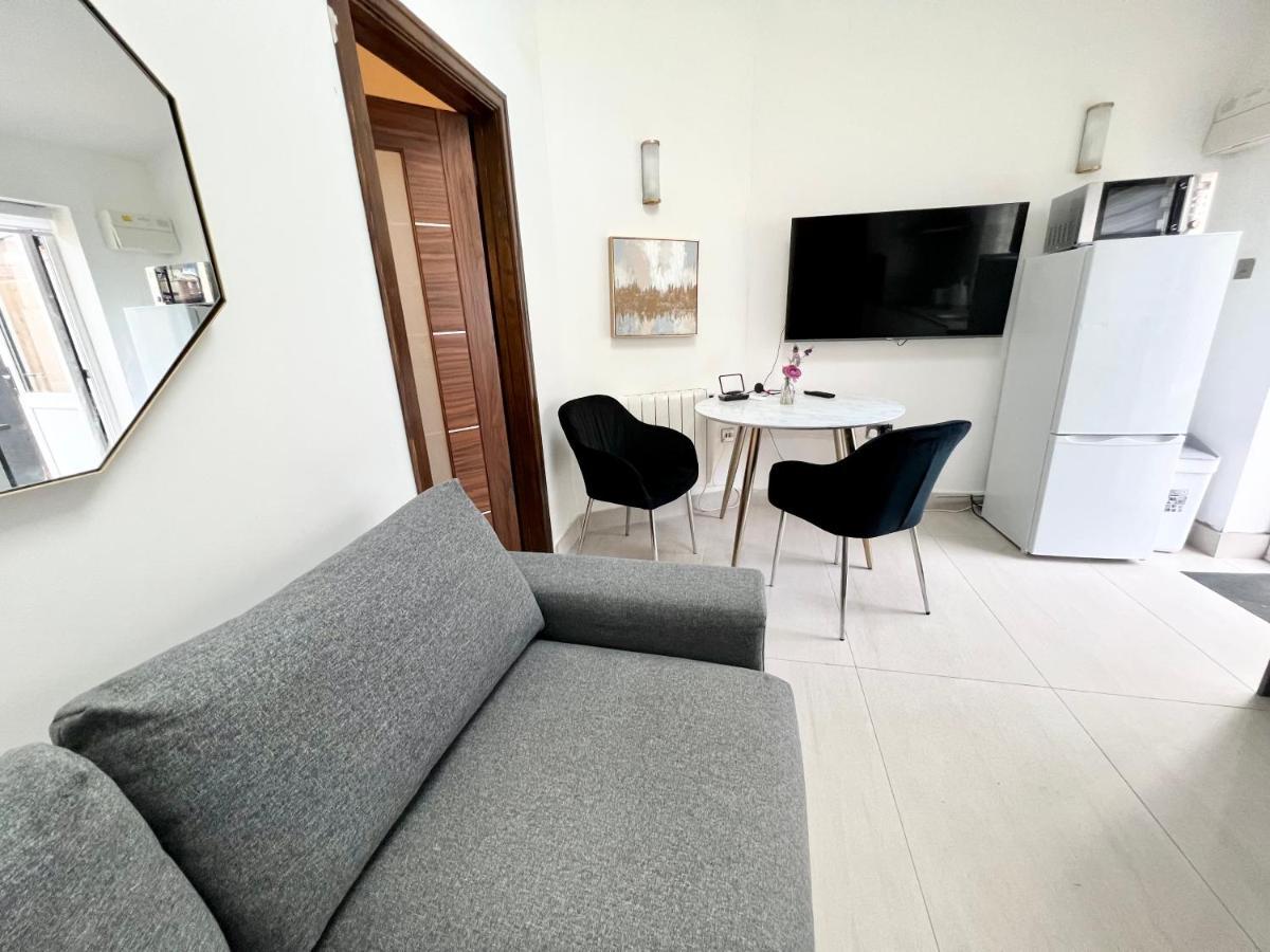 3 Cosy Homes Walking Distance To Mall With Parking Available To Book Separately 3 Bed House Or 1 Bed Or Vakantiehuis *