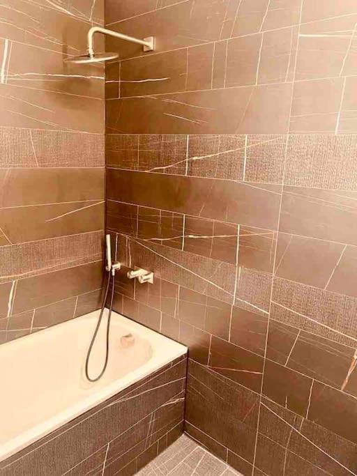Apartment Large 3 Bed 3 Bathrooms Penthouse With Terrace And Views In *