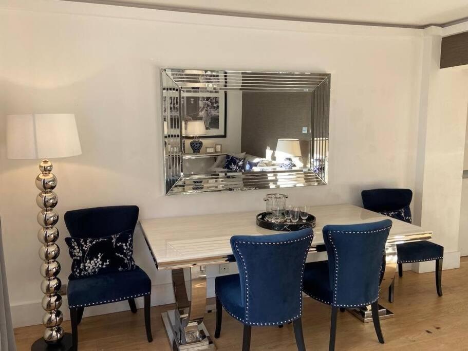 Knightsbridge Opposite Harrods Large Self Contained 1 Bedroom Apartment *