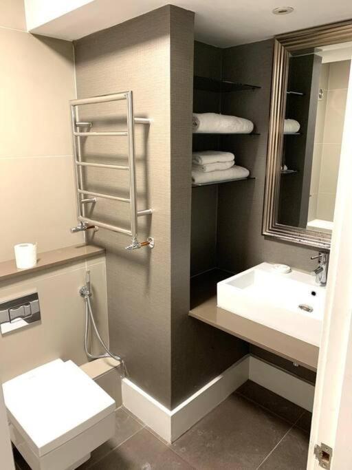 Knightsbridge Opposite Harrods Large Self Contained 1 Bedroom *