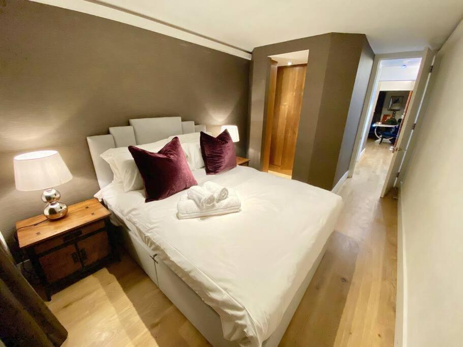 Knightsbridge Opposite Harrods Large Self Contained 1 Bedroom Apartment London