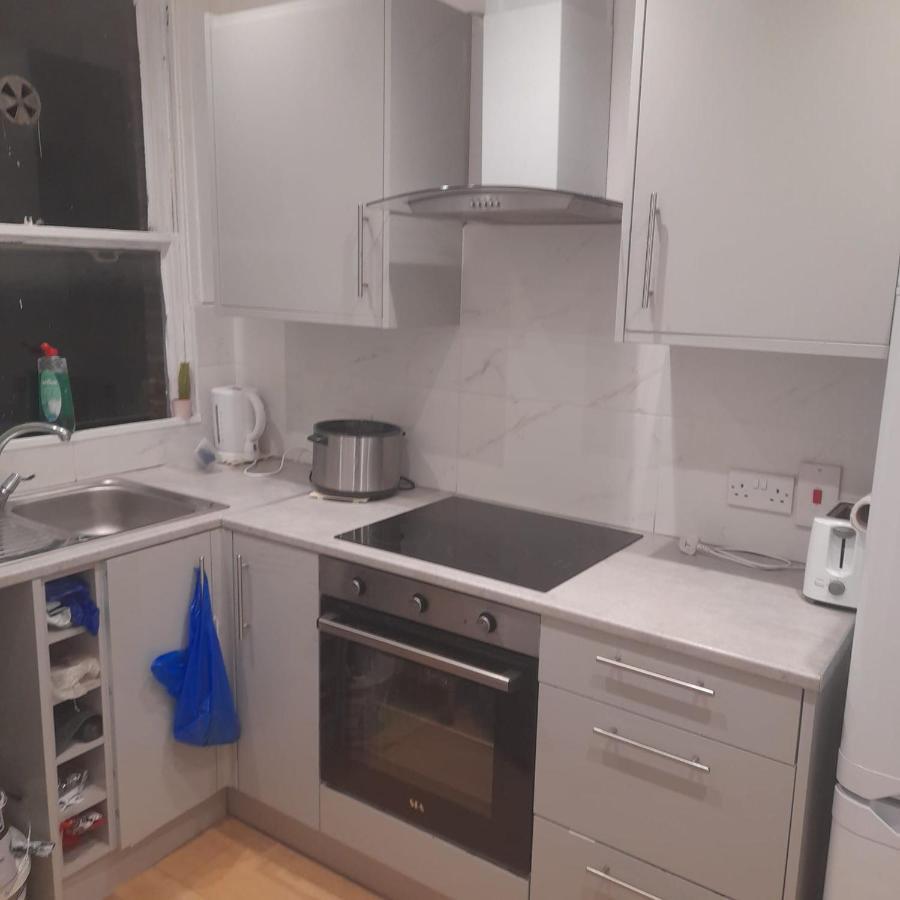 Privatunterkunft Double With Shared Bathroom In Private Self-contained Flat Will Share With One Other Person In Family House 2 Minutes Walk From Tufnell Park Tube Station 15 Minutes Walk From Camden Town *