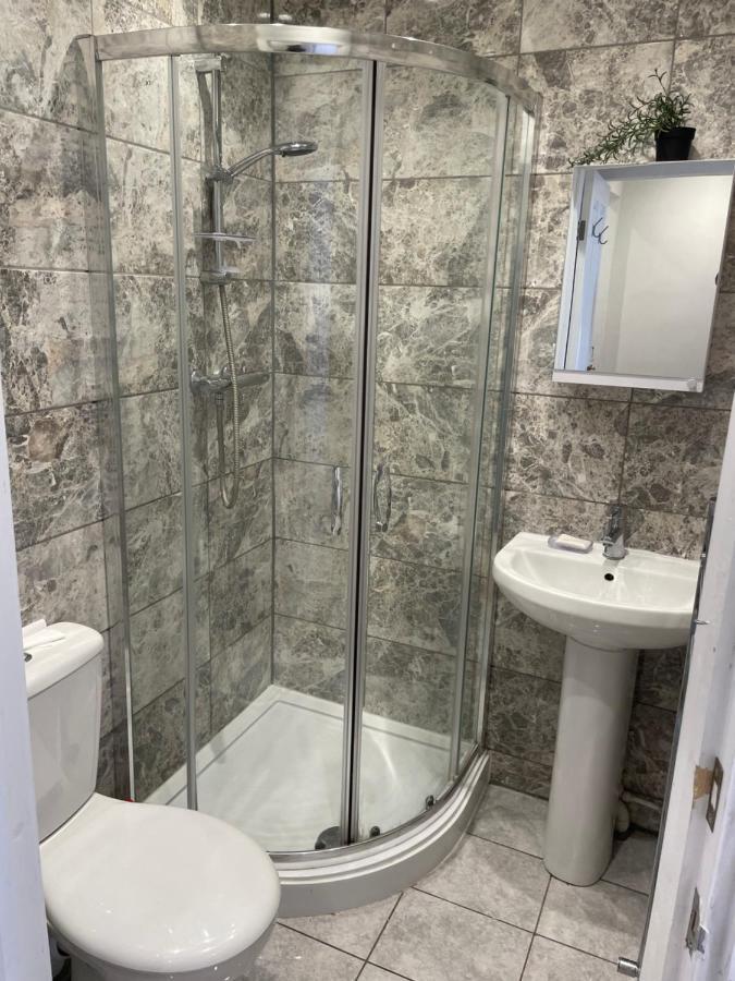 Privatunterkunft Double With Shared Bathroom In Private Self-contained Flat Will Share With One Other Person In Family House 2 Minutes Walk From Tufnell Park Tube Station 15 Minutes Walk From Camden Town
