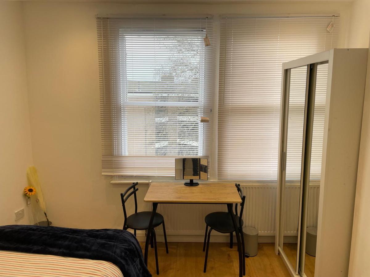 Double With Shared Bathroom In Private Self-contained Flat Will Share With One Other Person In Family House 2 Minutes Walk From Tufnell Park Tube Station 15 Minutes Walk From Camden Town Privatunterkunft London