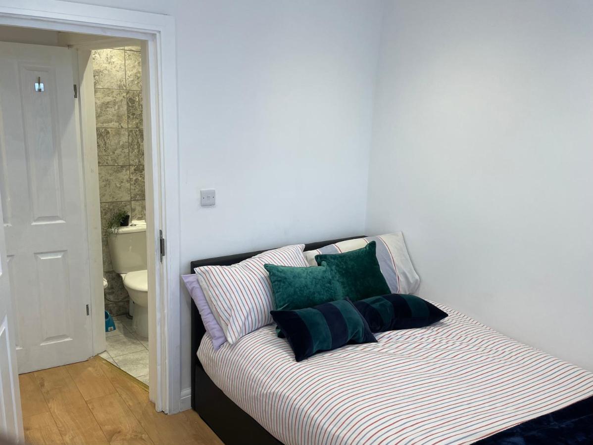 Privatunterkunft Double With Shared Bathroom In Private Self-contained Flat Will Share With One Other Person In Family House 2 Minutes Walk From Tufnell Park Tube Station 15 Minutes Walk From Camden Town