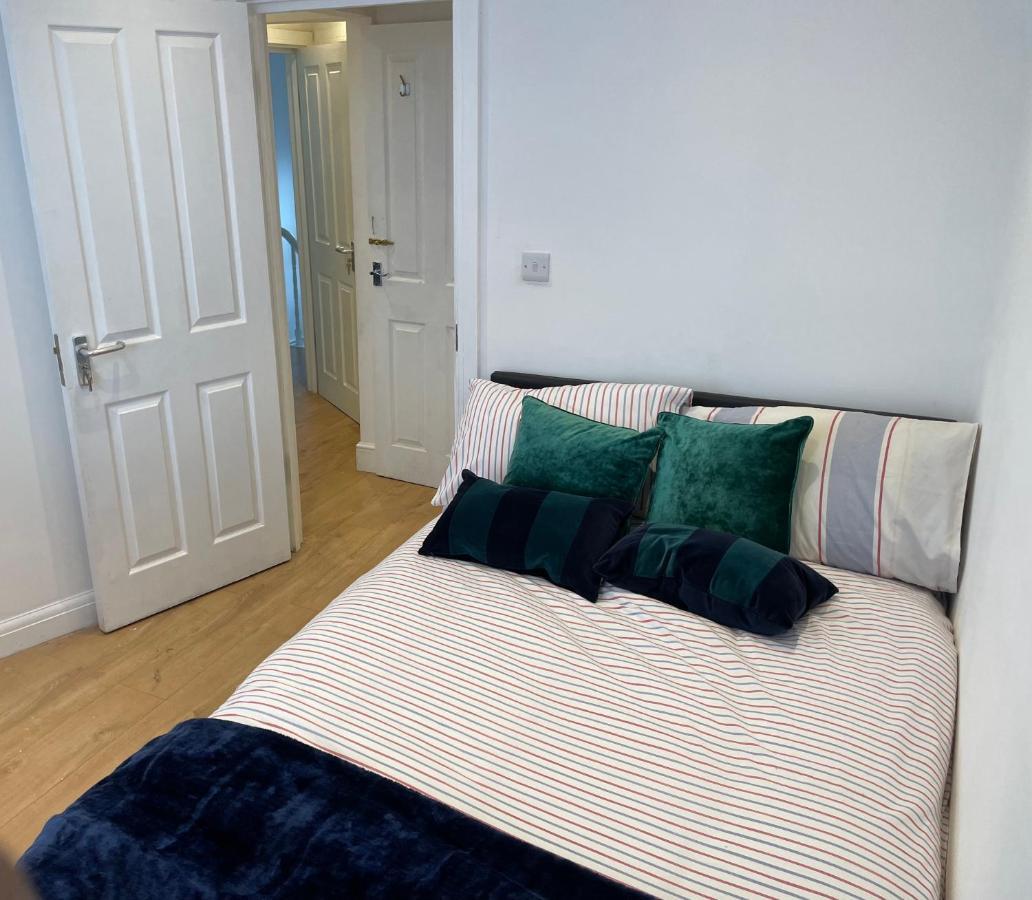 Double With Shared Bathroom In Private Self-contained Flat Will Share With One Other Person In Family House 2 Minutes Walk From Tufnell Park Tube Station 15 Minutes Walk From Camden Town Privatunterkunft *