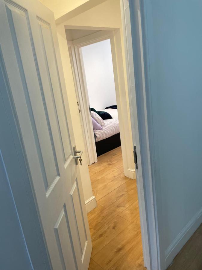 Double With Shared Bathroom In Private Self-contained Flat Will Share With One Other Person In Family House 2 Minutes Walk From Tufnell Park Tube Station 15 Minutes Walk From Camden Town Privatunterkunft
