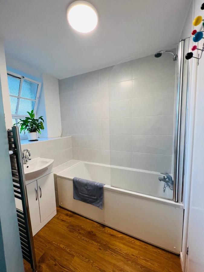 Habitación en casa particular Cosy Bedroom Near Oval Station - Shared Bathroom Londres