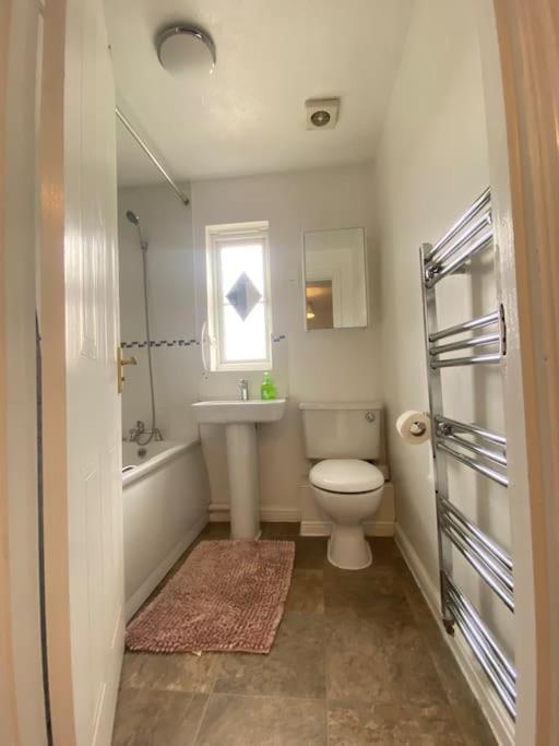 Beautiful 3 Bedroom House With The Transport Links To London, The Excel Centre, Canary Wharf, The O2! With A Driveway And Private Garden! Appartement