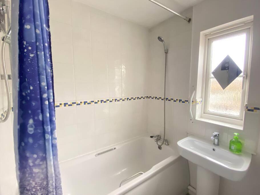 Beautiful 3 Bedroom House With The Transport Links To London, The Excel Centre, Canary Wharf, The O2! With A Driveway And Private Garden! Appartement Londen