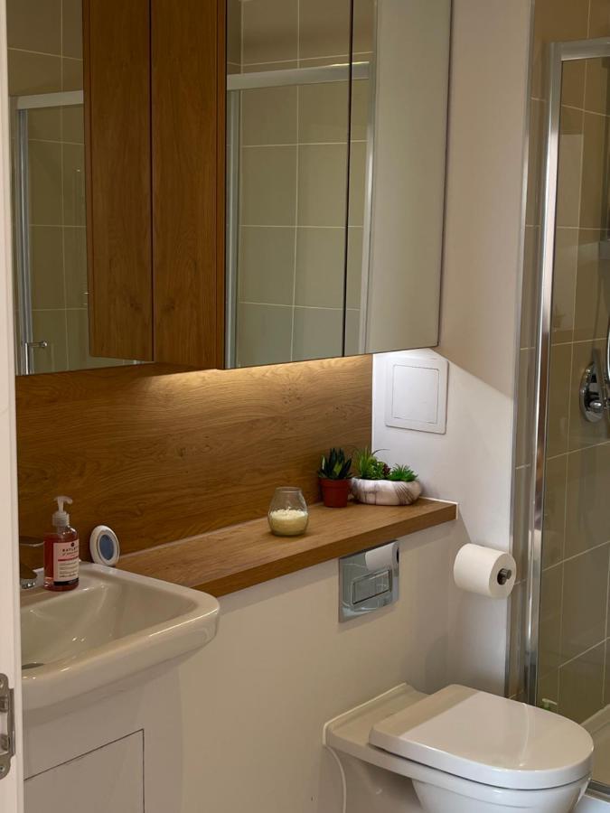 Bright Spacious En-suite W/ Views - 8min From Bridge! Homestay *