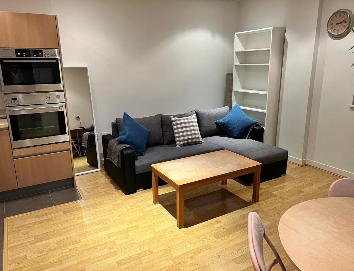 Stunning 2 Bed Flat! Centrally Located In London, Uk! London