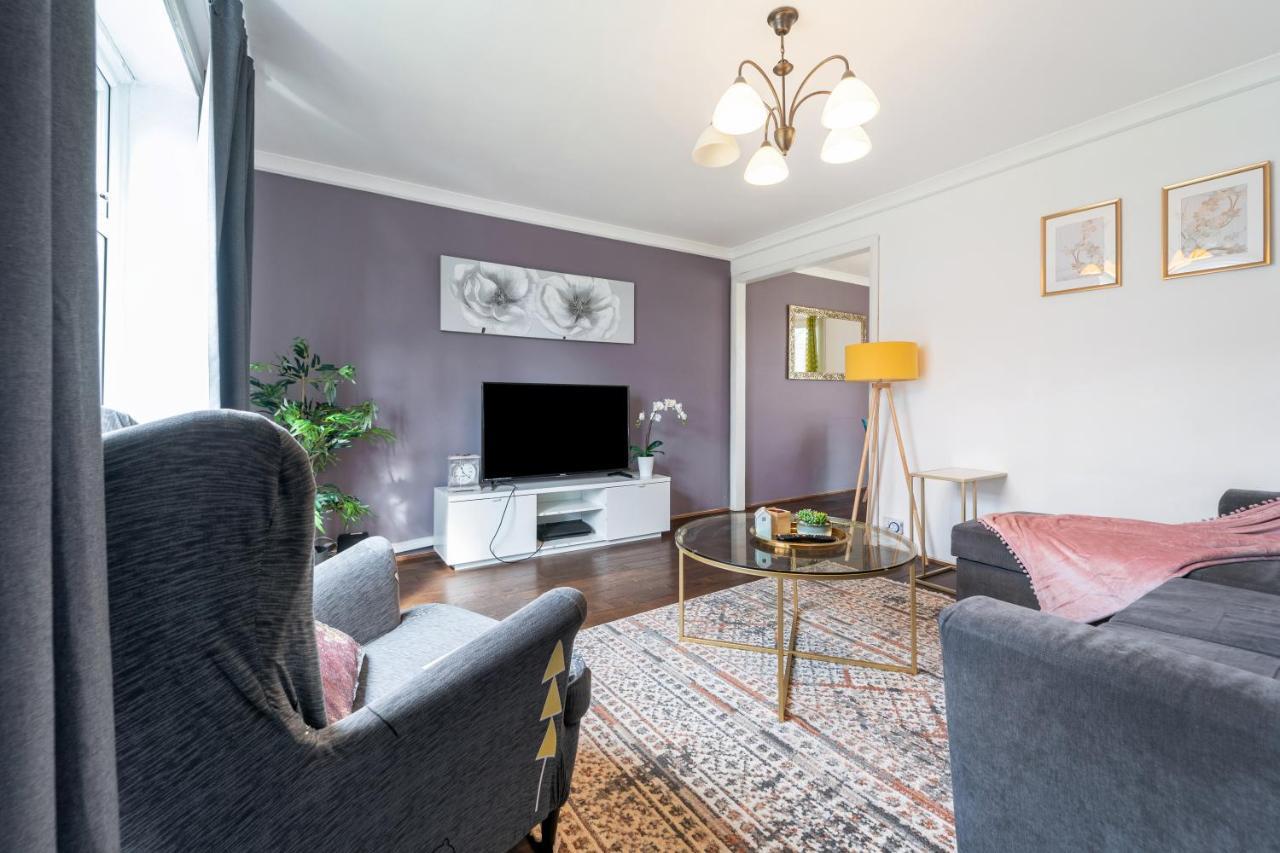 Dwellers Delight Living Ltd Serviced Accommodation, Chigwell, 3 Bedroom House, Upto 7 Guests, Free Wifi & Parking Vakantiehuis *