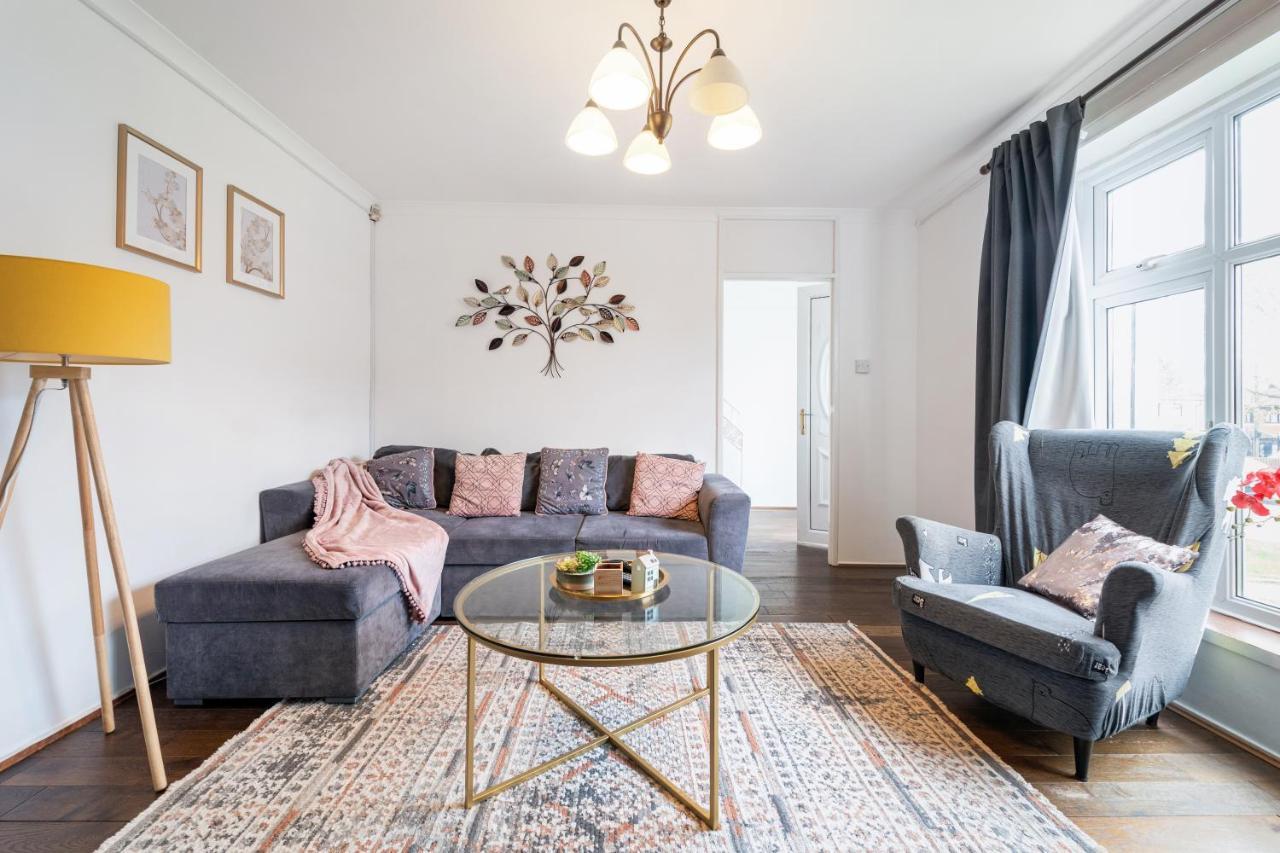 Vakantiehuis Dwellers Delight Living Ltd Serviced Accommodation, Chigwell, 3 Bedroom House, Upto 7 Guests, Free Wifi & Parking